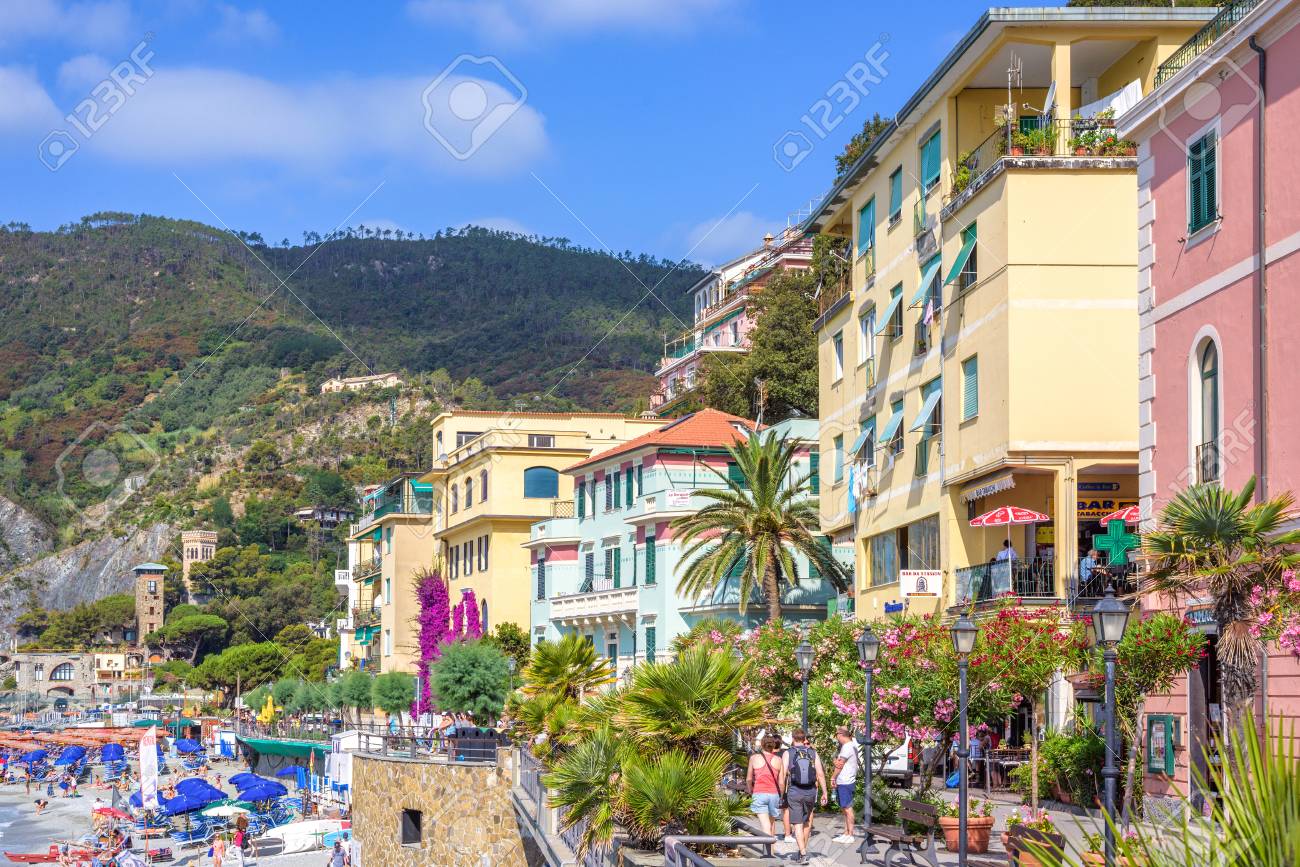 Monterosso Al Mare Italia 25 De Junio De 2017 Vista De La Luz Del Dia A Las Montanas De Monterosso Al Mare Y Calles De La Ciudad Con Los Edificios Italia