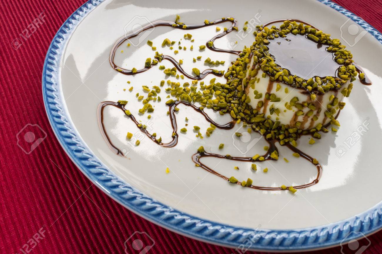 Dessert Italien Appele Panna Cotta La Creme Pistache Et Decoratif De Chocolat Banque D Images Et Photos Libres De Droits Image