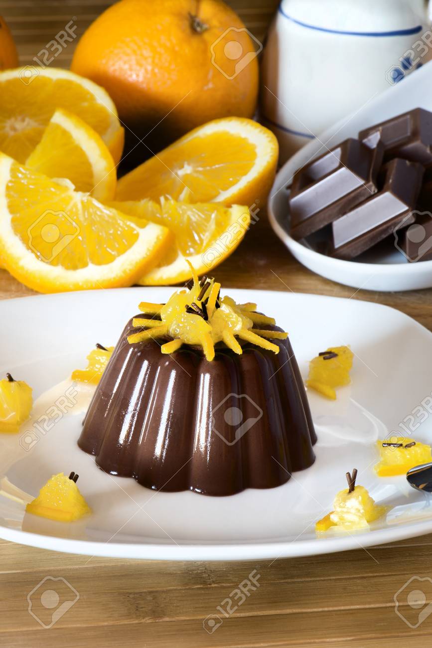 Delicious Dessert Au Chocolat Avec Des Tranches D Orange Sur La Lumiere Du Lever Du Soleil Banque D Images Et Photos Libres De Droits Image