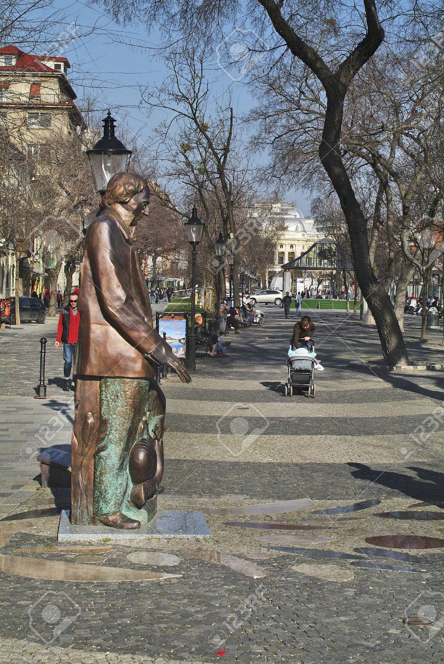Bratislava Slowakije 13 Maart 2007 Niet Geidentificeerde Mensen En Sculptuur Op De Vierkante Hviezdoslavovo Namestie Met Historische Slowaakse Nationale Theater Achter Royalty Vrije Foto Plaatjes Beelden En Stock Fotografie Image 39531325