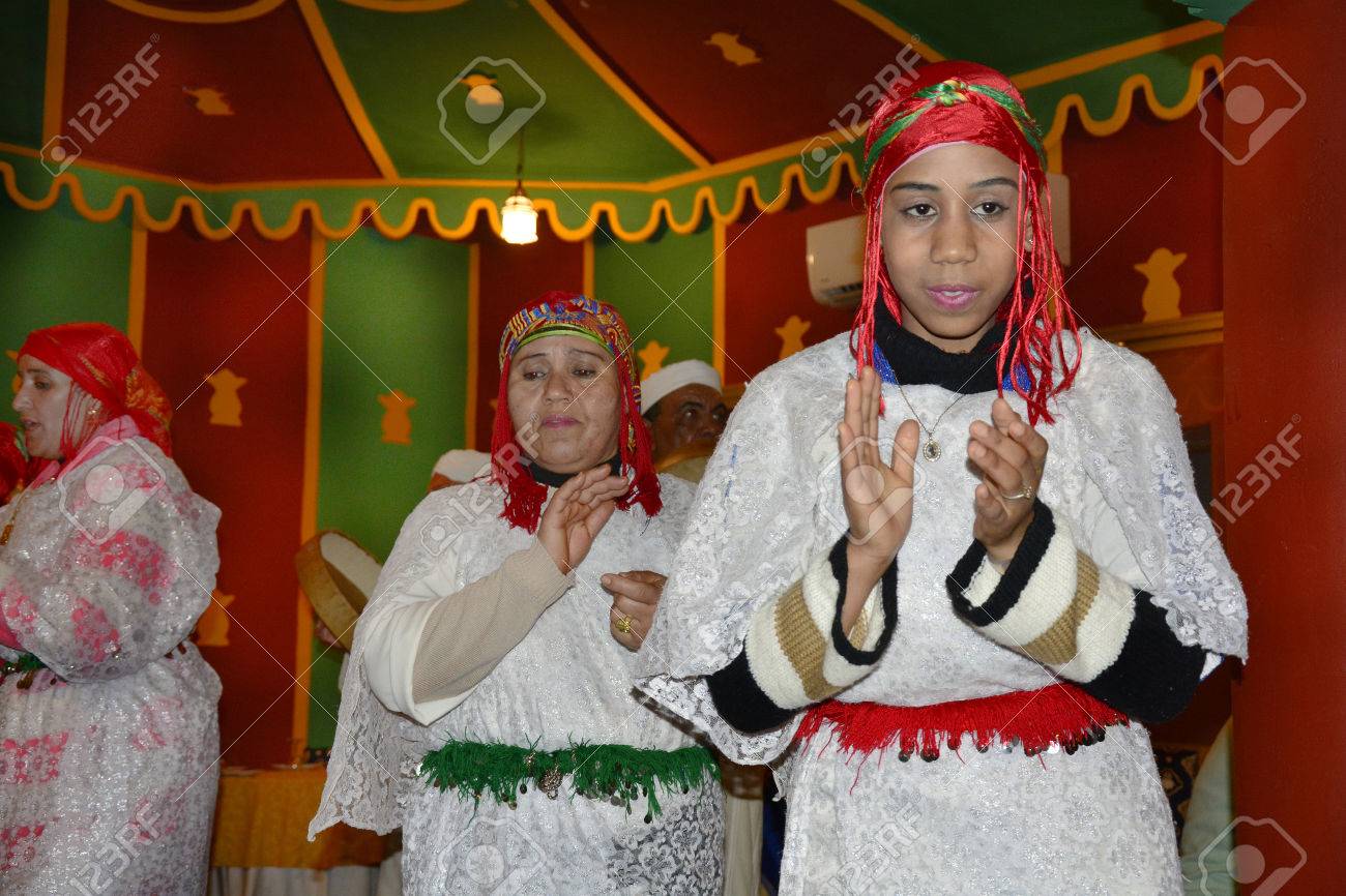 マラケシュ, モロッコ - 2014 年 11 月 22 日: 正体不明のベルベル人女