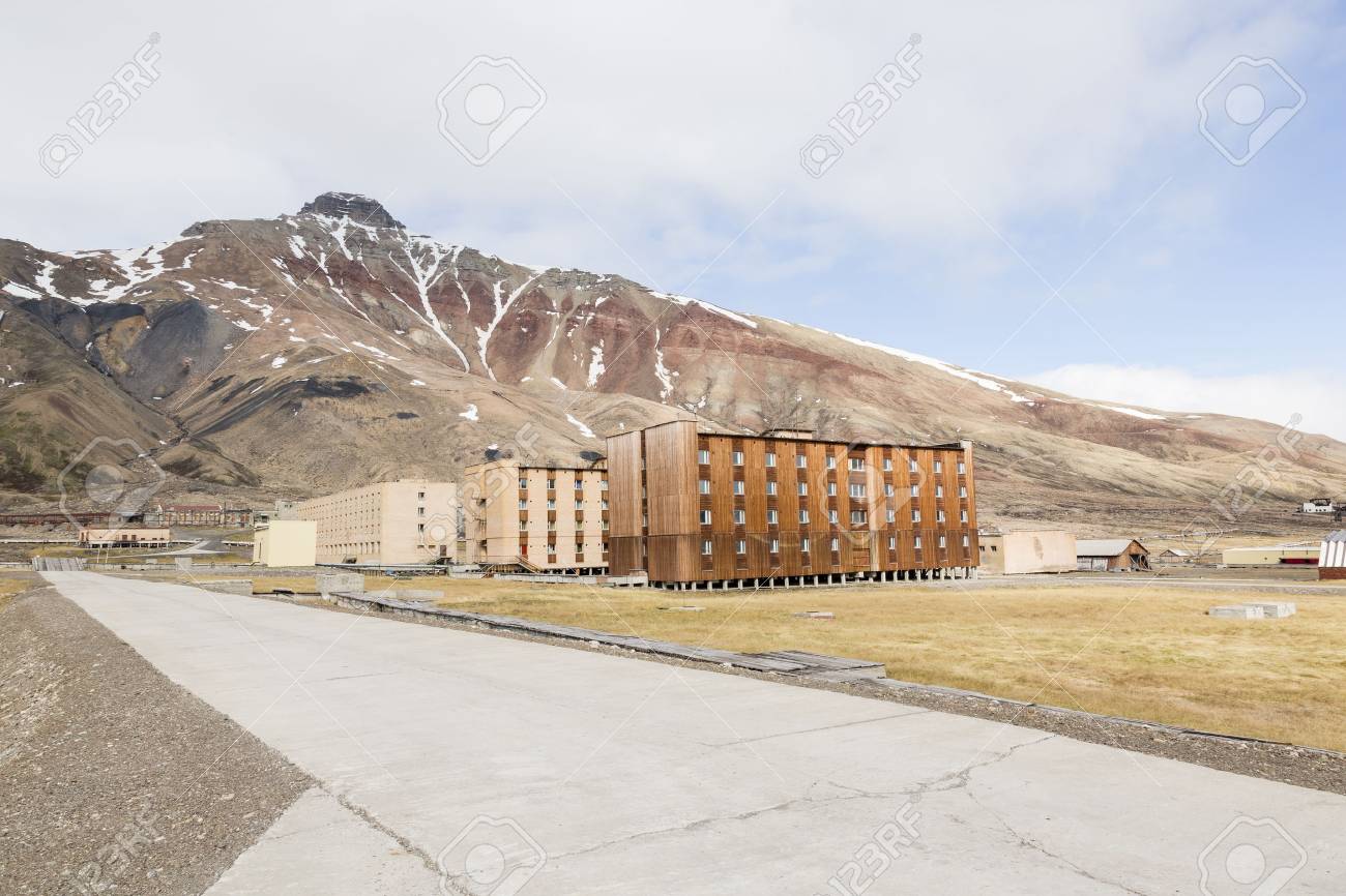 放棄されたロシアの鉱山の町は スバルバール スピッツベルゲン ノルウェーで Pyramiden の写真素材 画像素材 Image