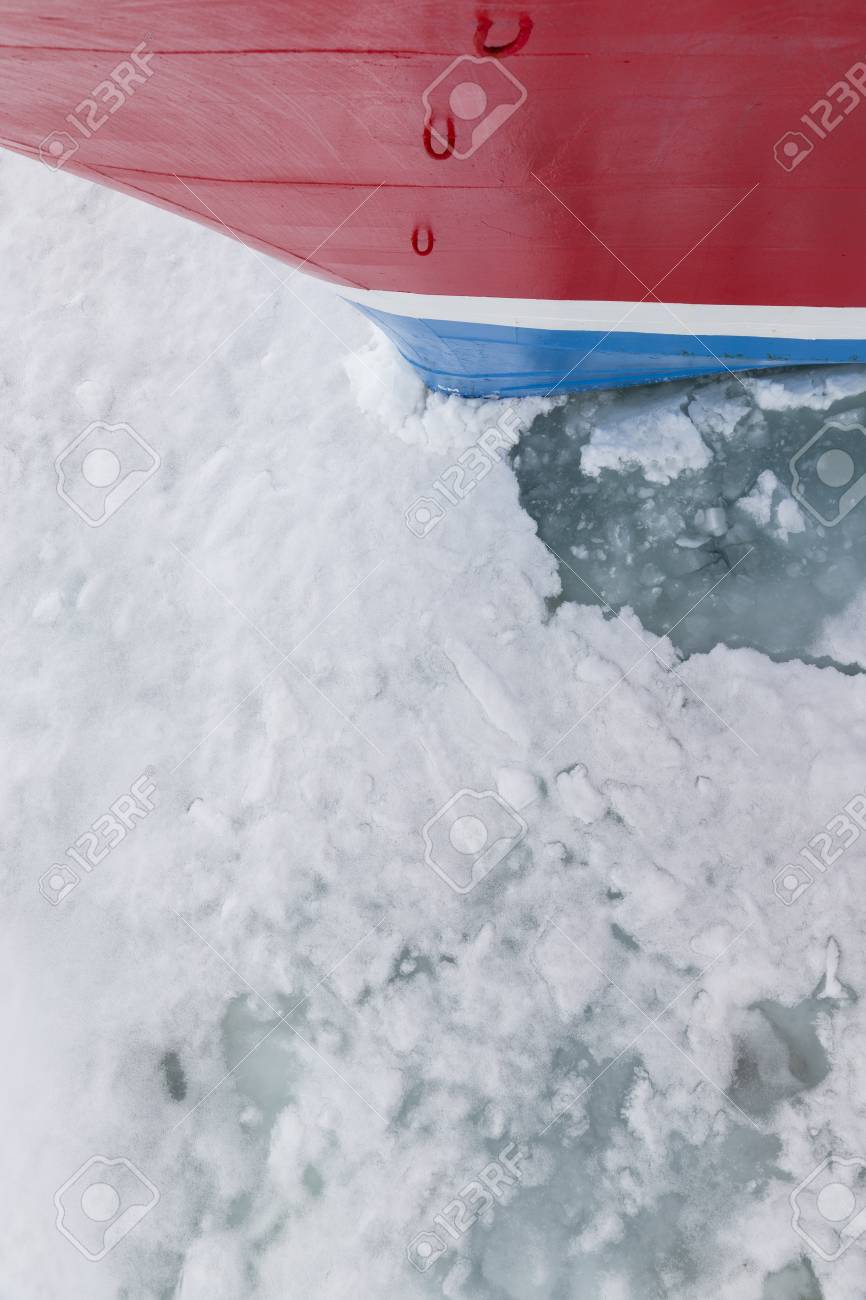 スバルバール スピッツベルゲン ノルウェーの浮遊氷を壊す船 の写真素材 画像素材 Image