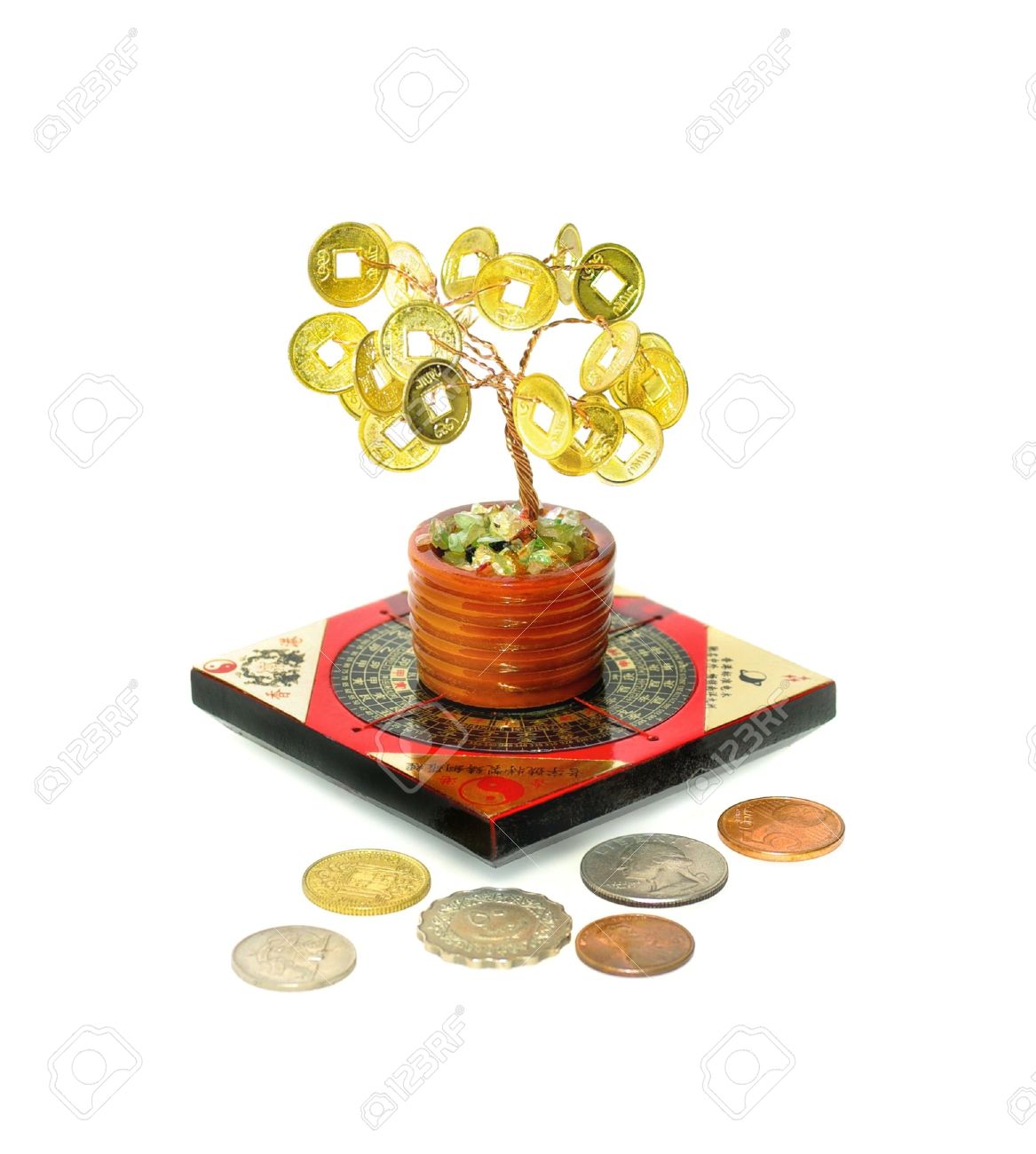 Chinesischer Geld Baum Symbol Fur Reichtum Wachstum Symbole Von Reichtum Und Wohlstand Des Feng Shui Money Tree Feng Shui Kompass Und Munzen Aus Verschiedenen Landern Lizenzfreie Fotos Bilder Und Stock Fotografie Image 13349959