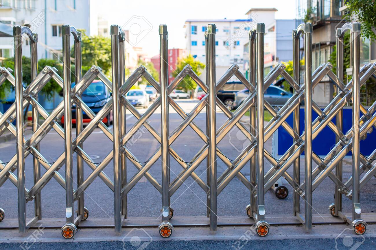 retractable metal gate