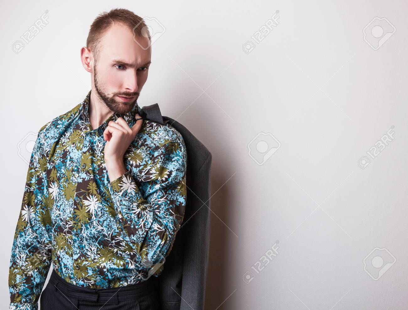 Elegante Jeune Bel Homme En Chemise Coloree Lumineuse Studio De Portrait De La Mode Banque D Images Et Photos Libres De Droits Image 39333022