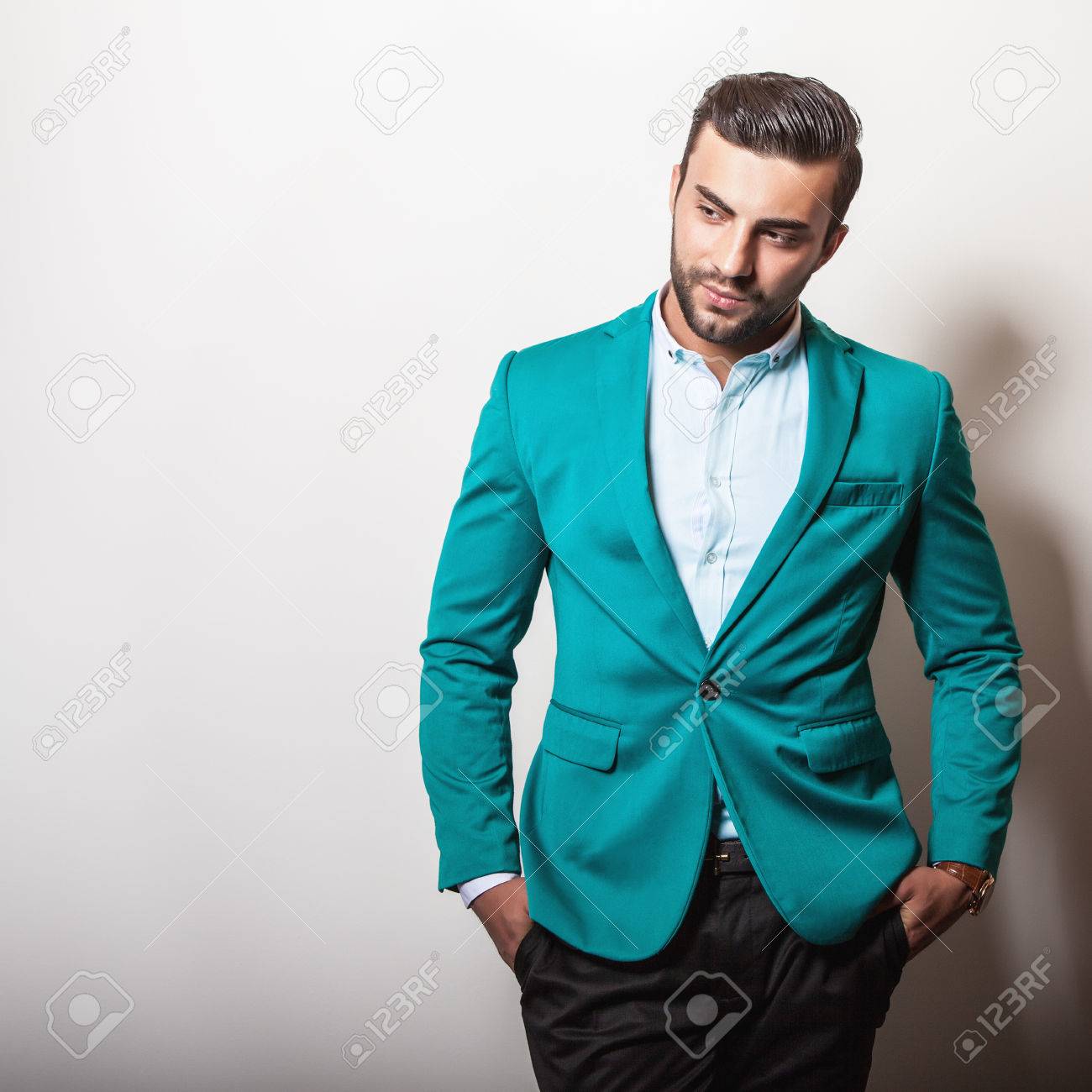 スタイリッシュなターコイズ ブルー ジャケットでエレガントな若いハンサムな男 ファッションのスタジオ ポートレート の写真素材 画像素材 Image