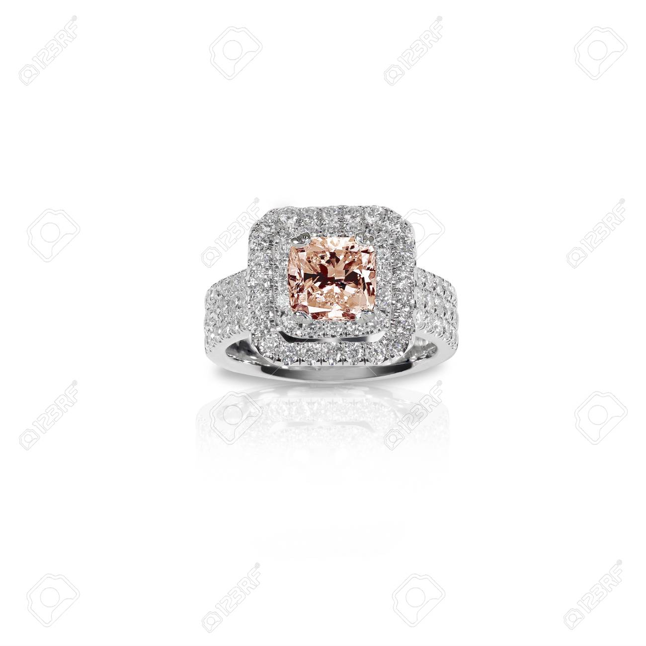 Melocotón Pink Morganite Anillo De Compromiso Hermoso Diamante. Corte De Princesa Cuadrada De Piedras Preciosas Rodeado Dos Halo De Diamantes. Moderno Fotos, Retratos, Imágenes Y De Archivo Libres De Derecho.