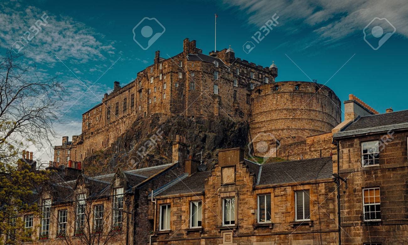 エジンバラ 16 年頃撮影美しい青い空 スコットランド イギリス スコットランド エディンバラ城英国の望遠ショット の写真素材 画像素材 Image