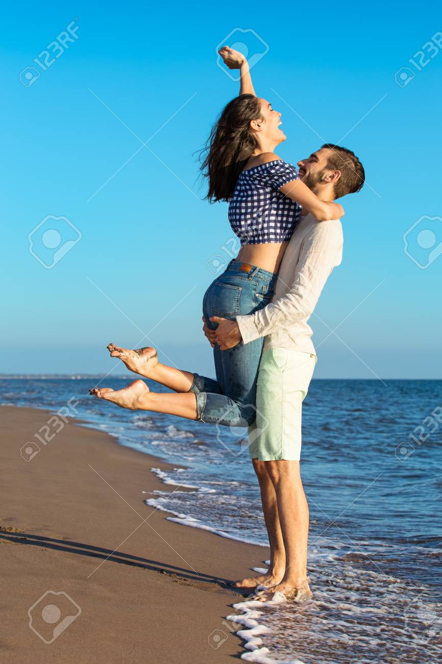 Bonheur Et Romantique Scene De Couples Amoureux Couples Sur La Plage Banque D Images Et Photos Libres De Droits Image