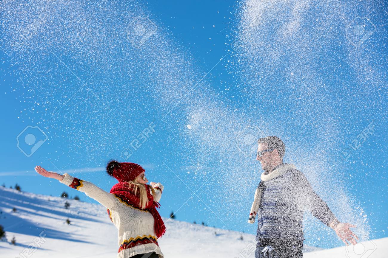 雪合戦 冬のカップルが楽しんで屋外の雪で遊ぶ 若い楽しい幸せな多民族カップル の写真素材 画像素材 Image