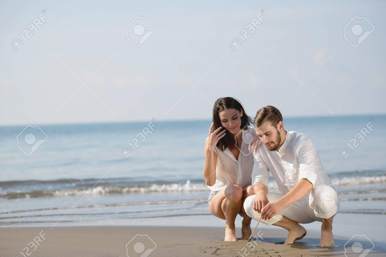 Romantische Junge Paare Zeichnen Herzformen Im Sand Wahrend Auf Flitterwochen Sommer Strand Liebe Konzept Lizenzfreie Fotos Bilder Und Stock Fotografie Image 90265110