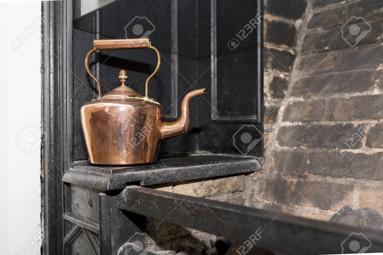 ビクトリア朝のヴィンテージやアンティークの銅のやかんは、伝統
