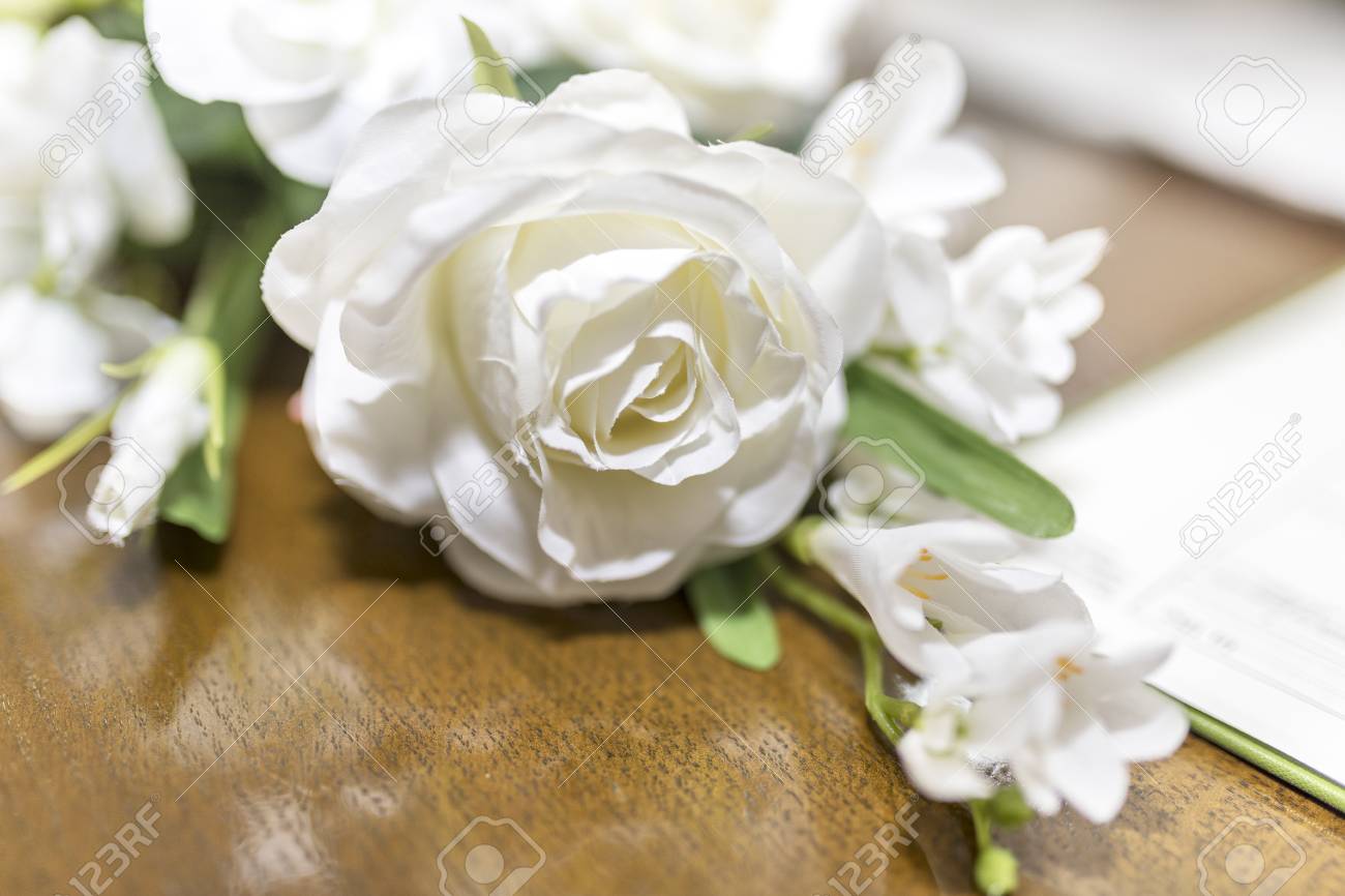 Bouquet De Fleurs Blanches Artificielles De Mariage De Fleurs Tirées De Près Avec Une Profondeur De Champ Peu Profonde à Un Mariage Anglais Tradtional