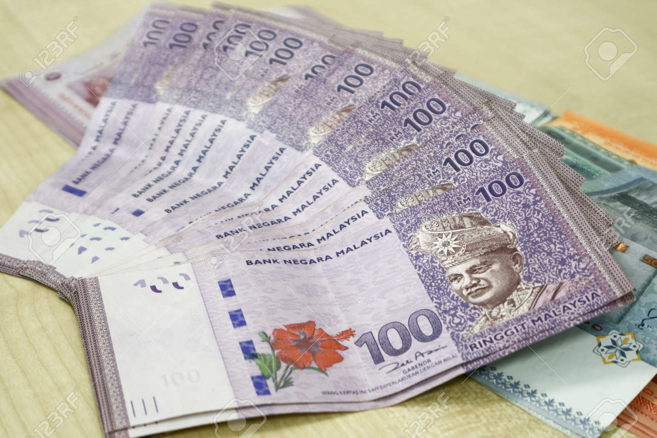 マレーシアリンギット紙幣のマレーシア通貨。10リンギット、20リンギット、50リンギット、およびクローズアップの100紙幣の紙のお金。財務コンセプト。セレクティブフォーカスとソフトフォーカスの写真素材・画像素材  Image 159433823
