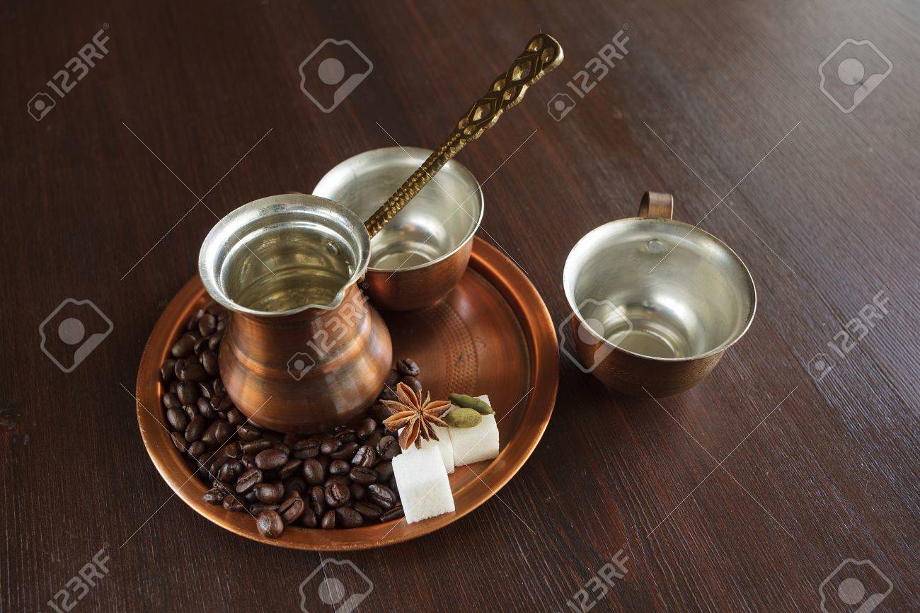 静物 銅コーヒー板 Cezve はトルコ コーヒー ポットとカップのセットします コーヒー豆 砂糖 皿の上のスパイスもあります 暗い背景の木 の写真素材 画像素材 Image 静物 銅コーヒー板 Cezve はトルコ コーヒー ポットとカップのセットします コーヒー豆 砂糖 皿の上のスパイスもあります 暗い背景の木 の写真素材 画像素材 Image