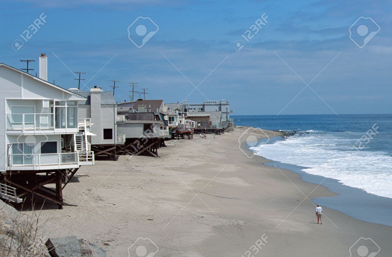 Vue Densemble De La Côte De La Mer Dans Northen Los Angeles Plage De Sable Maisons Et Homme Marchant Regardant Locéan Usa