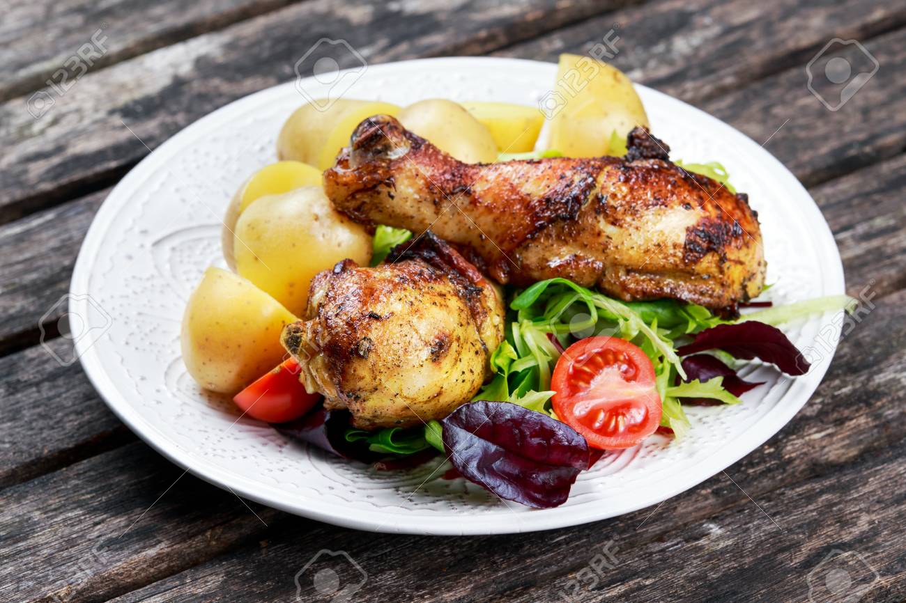 Muslos de pollo al horno con verduras y patatas