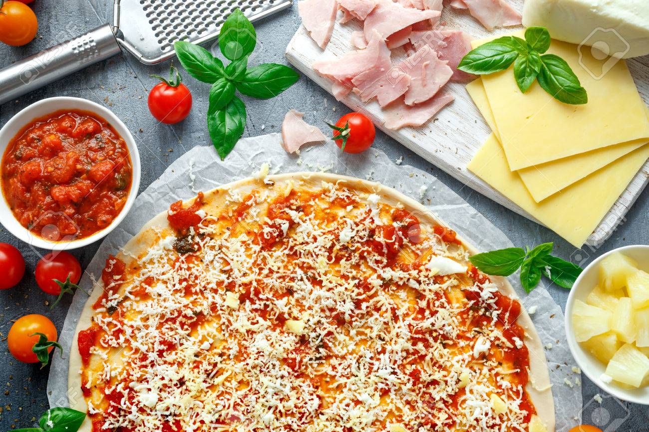 トマトソースとピザを調理 チーズの上にこんもりする準備ができました の写真素材 画像素材 Image