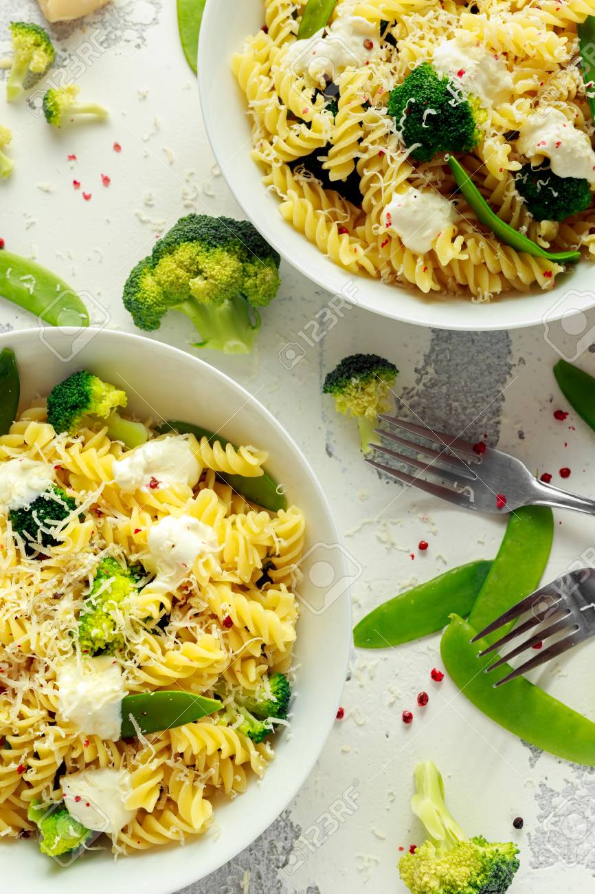 Pasta with green vegetables broccoli, Mange tout and creamy sauce in white plate - 91656184 Pasta with green vegetables broccoli, Mange tout and creamy sauce in white plate - 91656184
