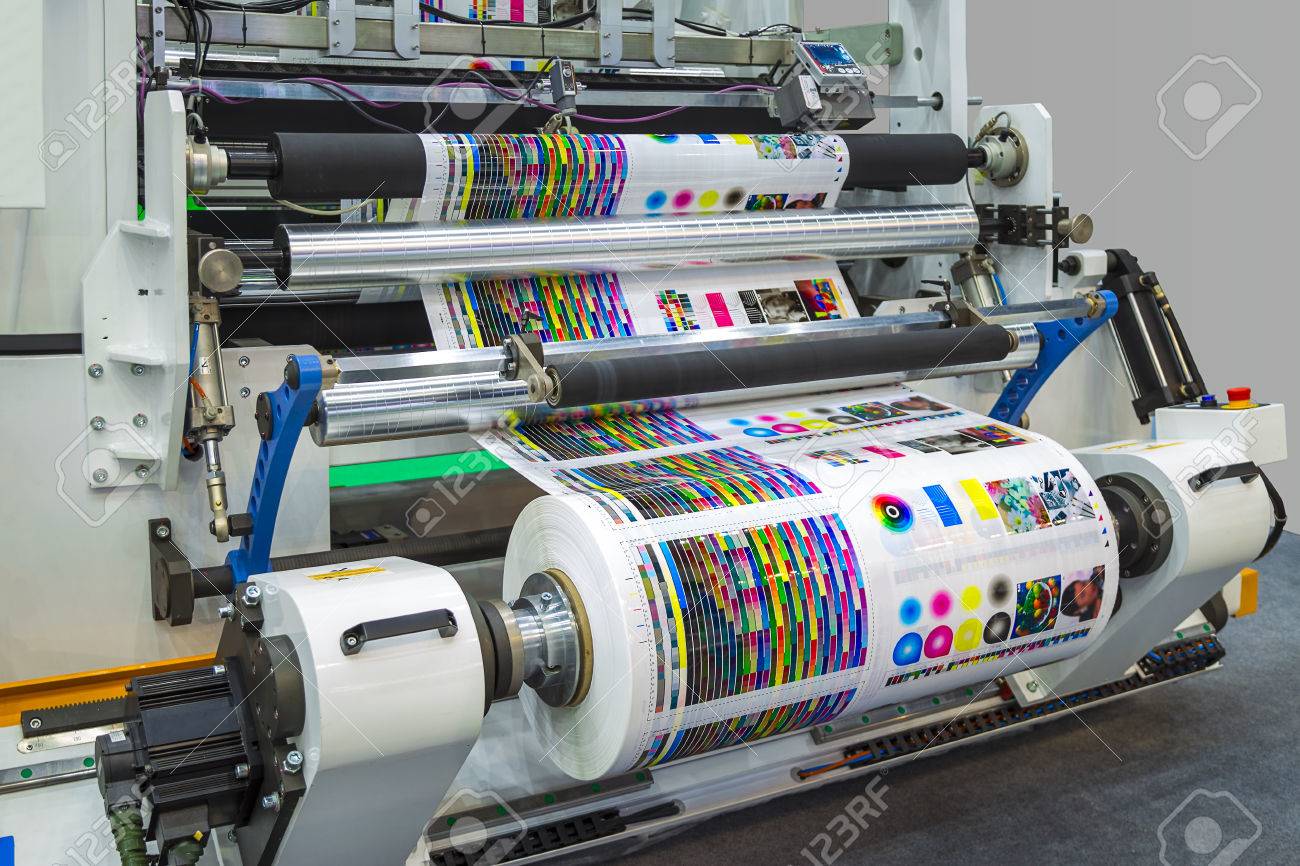 Große Offset-Druckmaschine Oder Magazin Mit Einem Langen Papierrolle In Der  Produktionslinie Der Industriellen Druckmaschine. Lizenzfreie Fotos, Bilder  Und Stock Fotografie. Image 82568385.