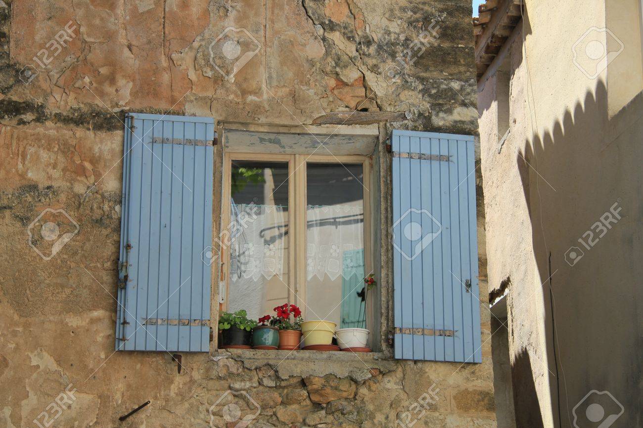 フレンチ スタイルの木製鎧戸付きの窓 の写真素材 画像素材 Image