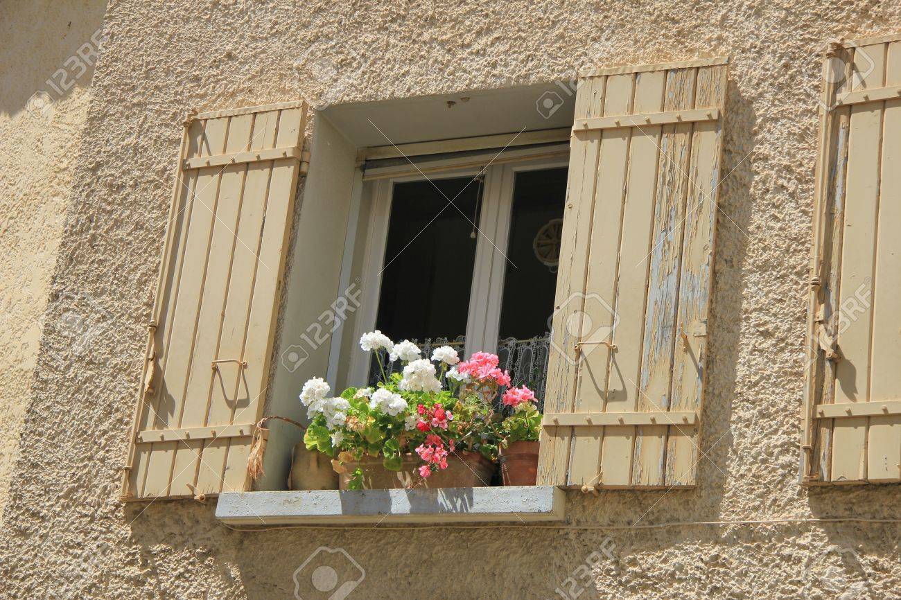 フレンチ スタイルの木製鎧戸付きの窓 の写真素材 画像素材 Image