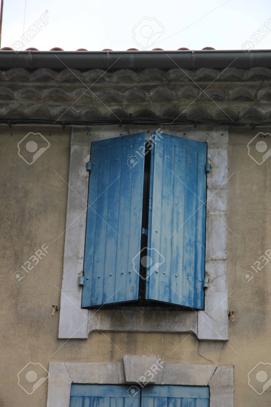 フレンチ スタイルの木製鎧戸付きの窓 の写真素材 画像素材 Image