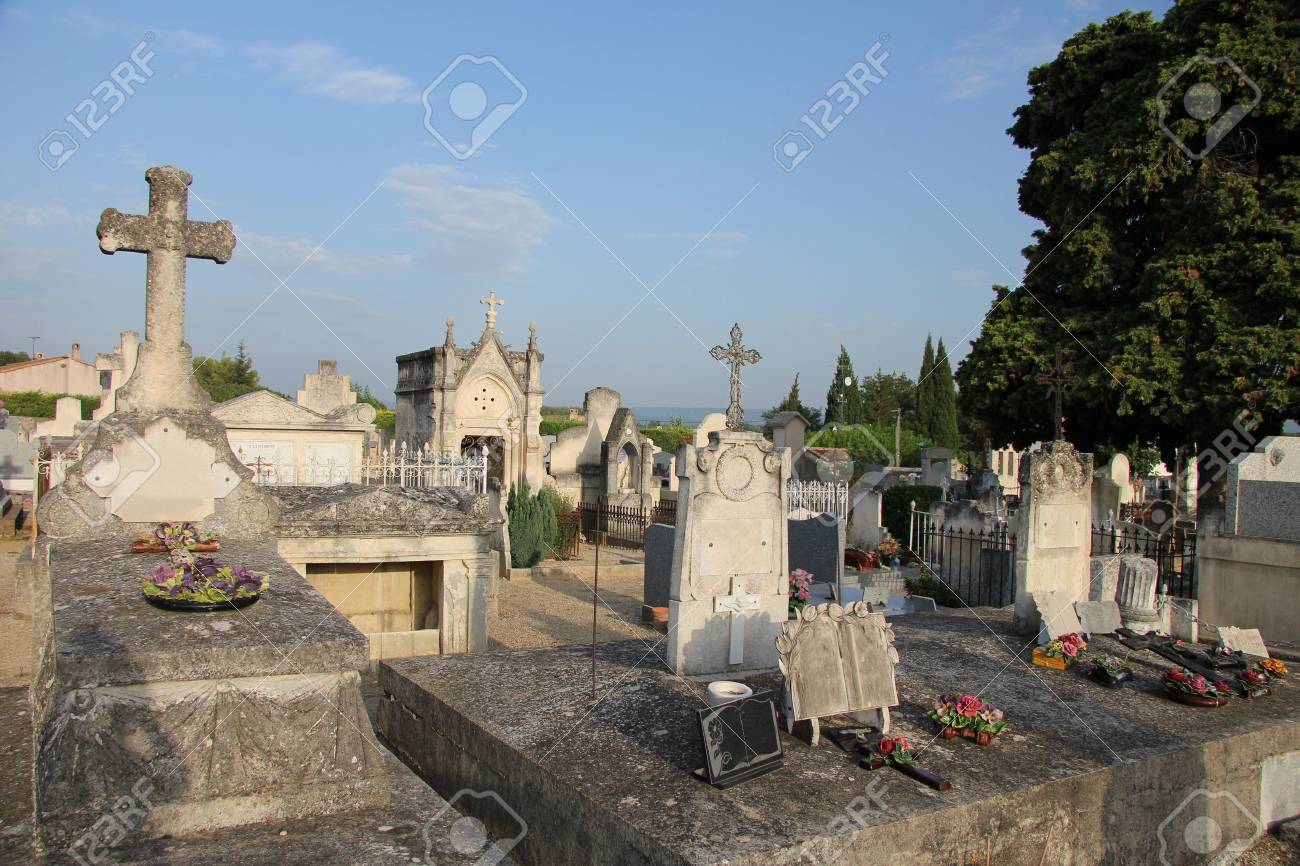 Overview of an old cemetery in Aubignan, France - 15603380 Overview of an old cemetery in Aubignan, France - 15603380