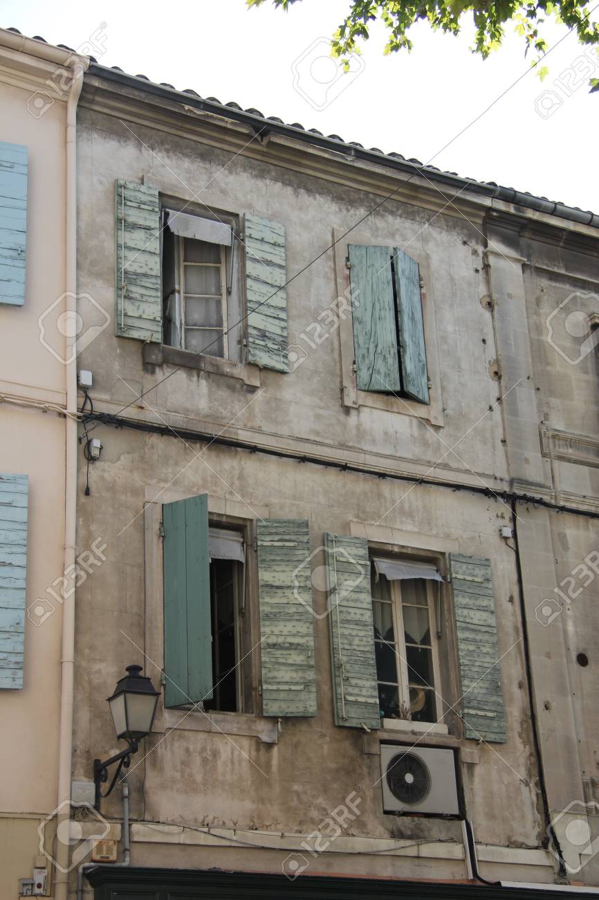 木製鎧戸と Provencial スタイルの窓 の写真素材 画像素材 Image