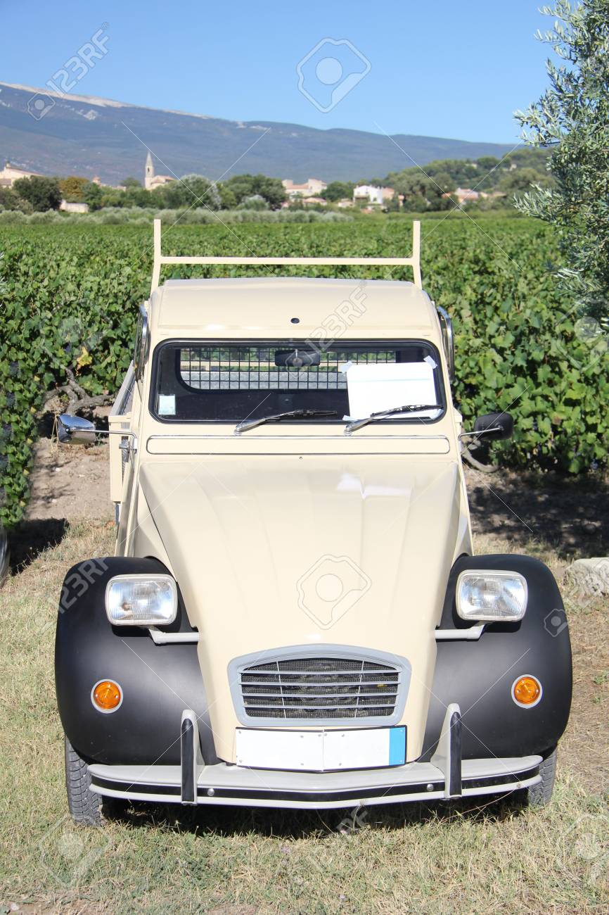 畑でヴィンテージのフランス車 の写真素材 画像素材 Image