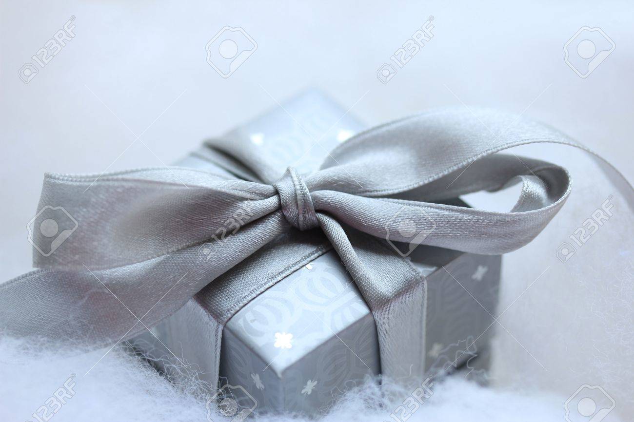 グレー シルバー サテンのリボンと銀の箱で豪華なクリスマス プレゼント の写真素材 画像素材 Image