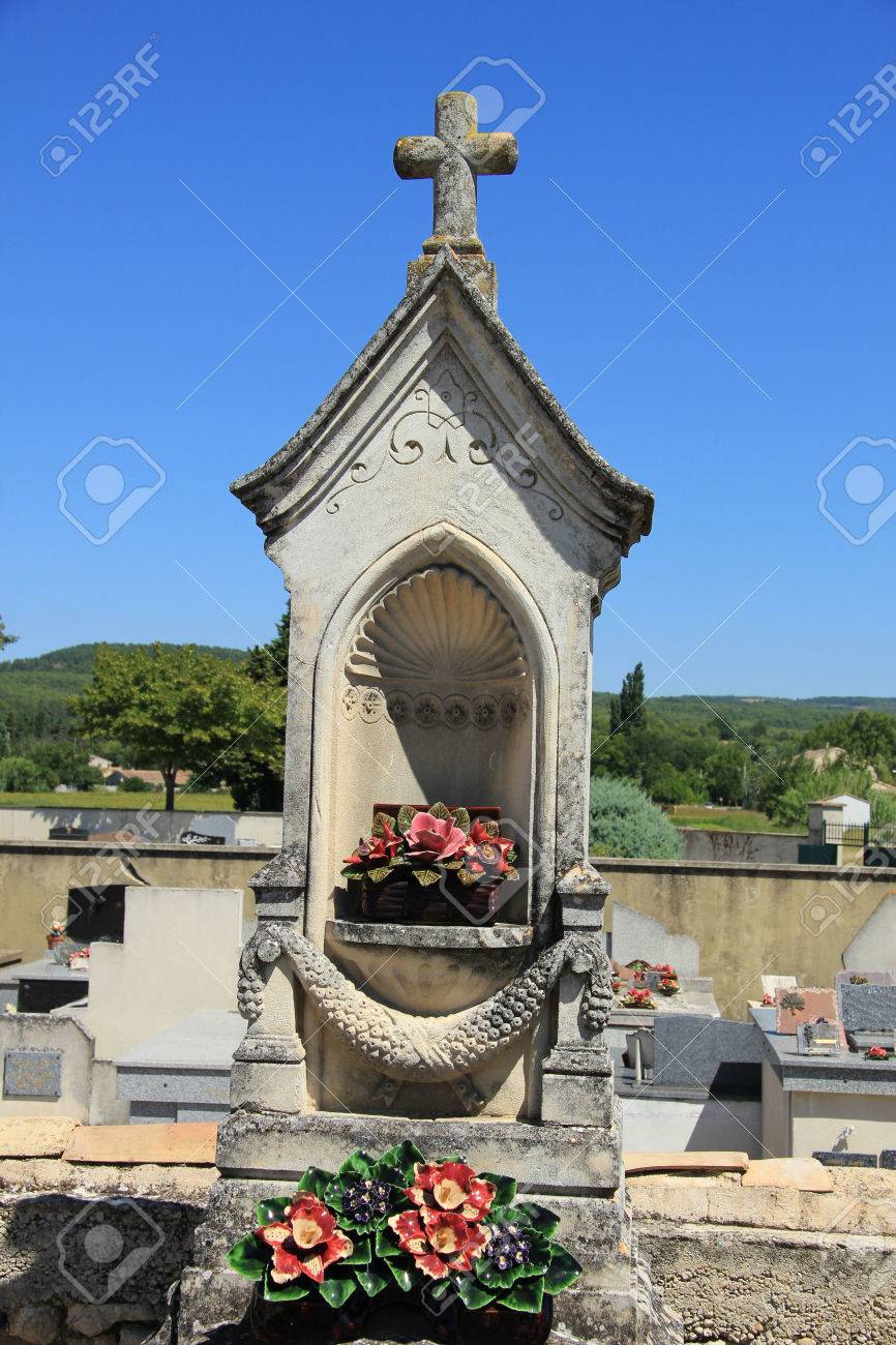 古いフランス語墓地でセラミックの花と納骨堂 の写真素材 画像素材 Image