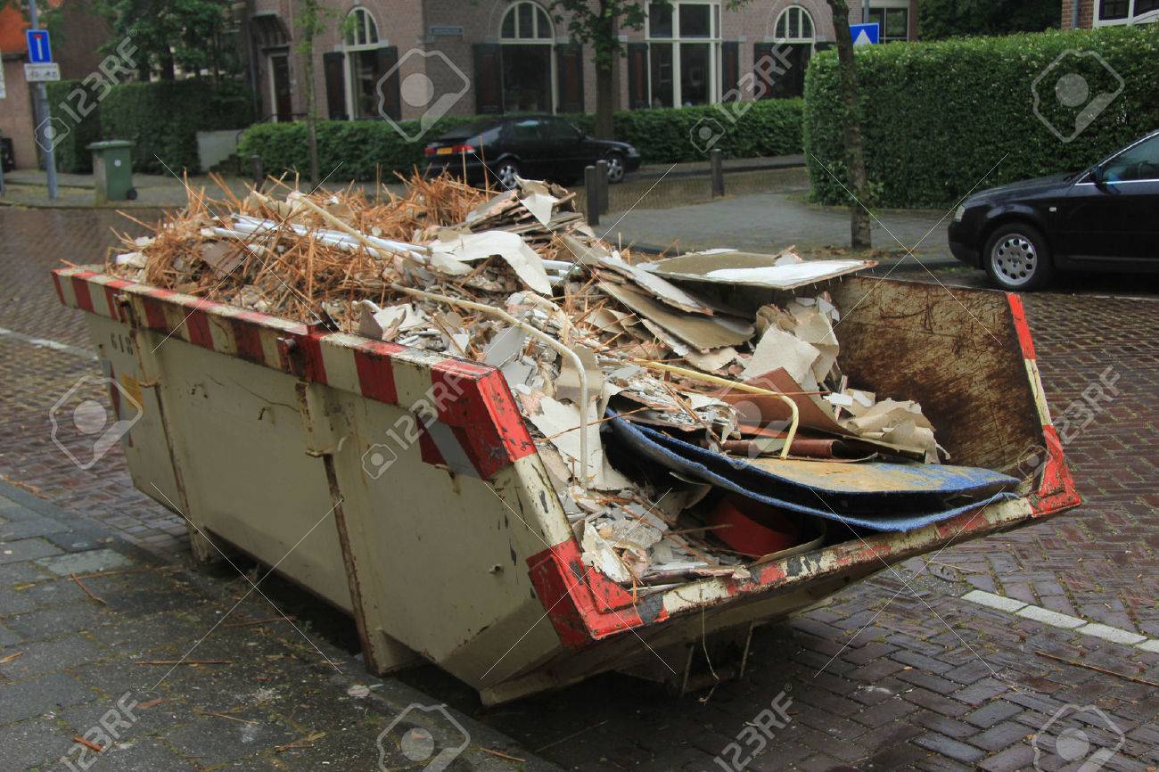 Loaded rubbish near a construction site, home renovation - 29678538 Loaded rubbish near a construction site, home renovation - 29678538