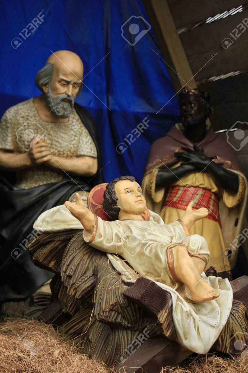 Immagini Di Natale Con Gesu Bambino.Immagini Stock Presepe Di Natale Con Gesu Bambino Maria E Giuseppe Nel Fienile Image 56679059