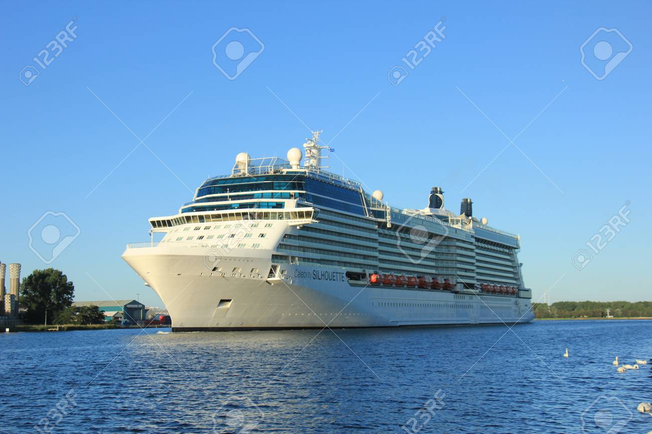 フェルセン オランダ 16 年 8 月 6 日 有名人のシルエットはソルスティス クラスのクルーズ船 セレブリティクルーズ マイヤー Werft パペンブルクによって建てられたによって所有および運営 の写真素材 画像素材 Image