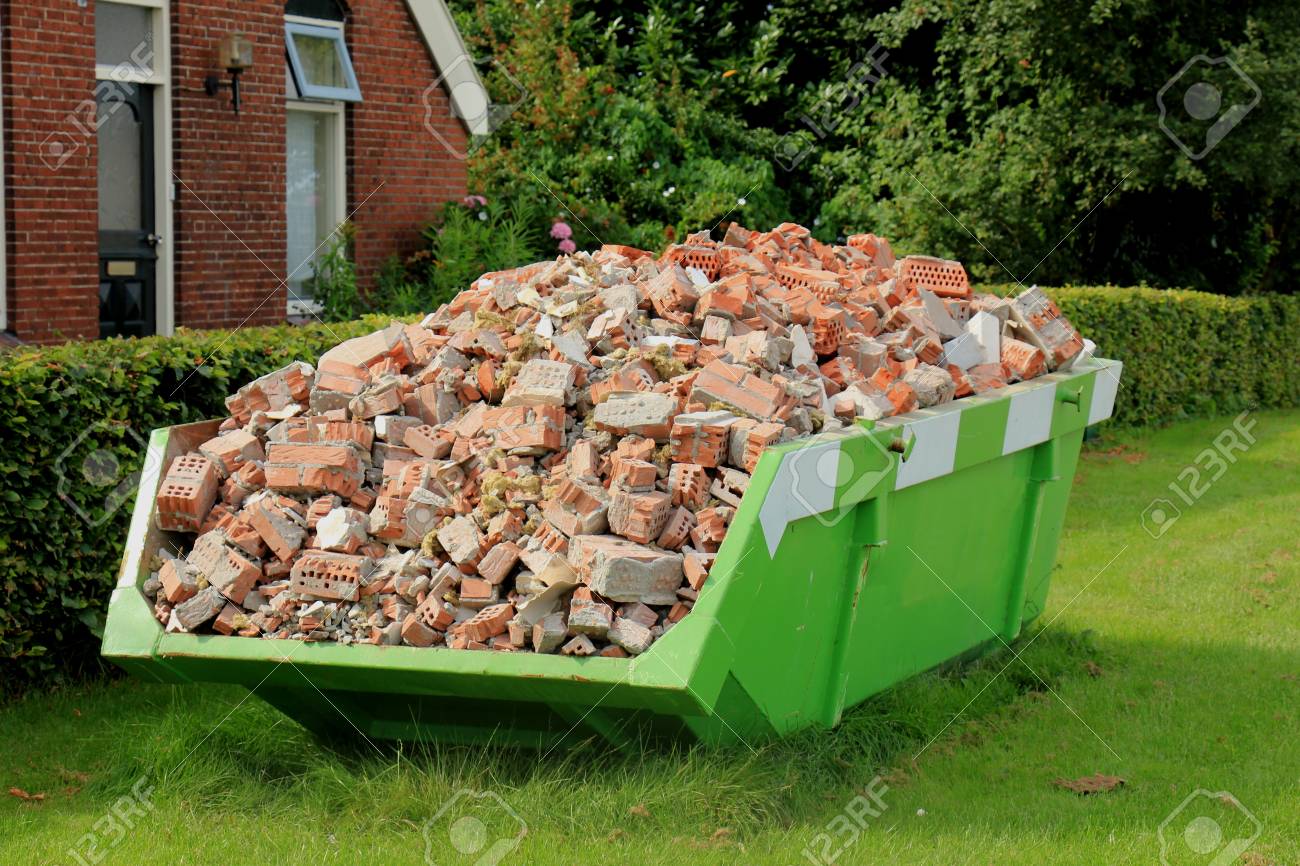 Loaded Mullcontainer In Der Nahe Einer Baustelle Haus Renovierung