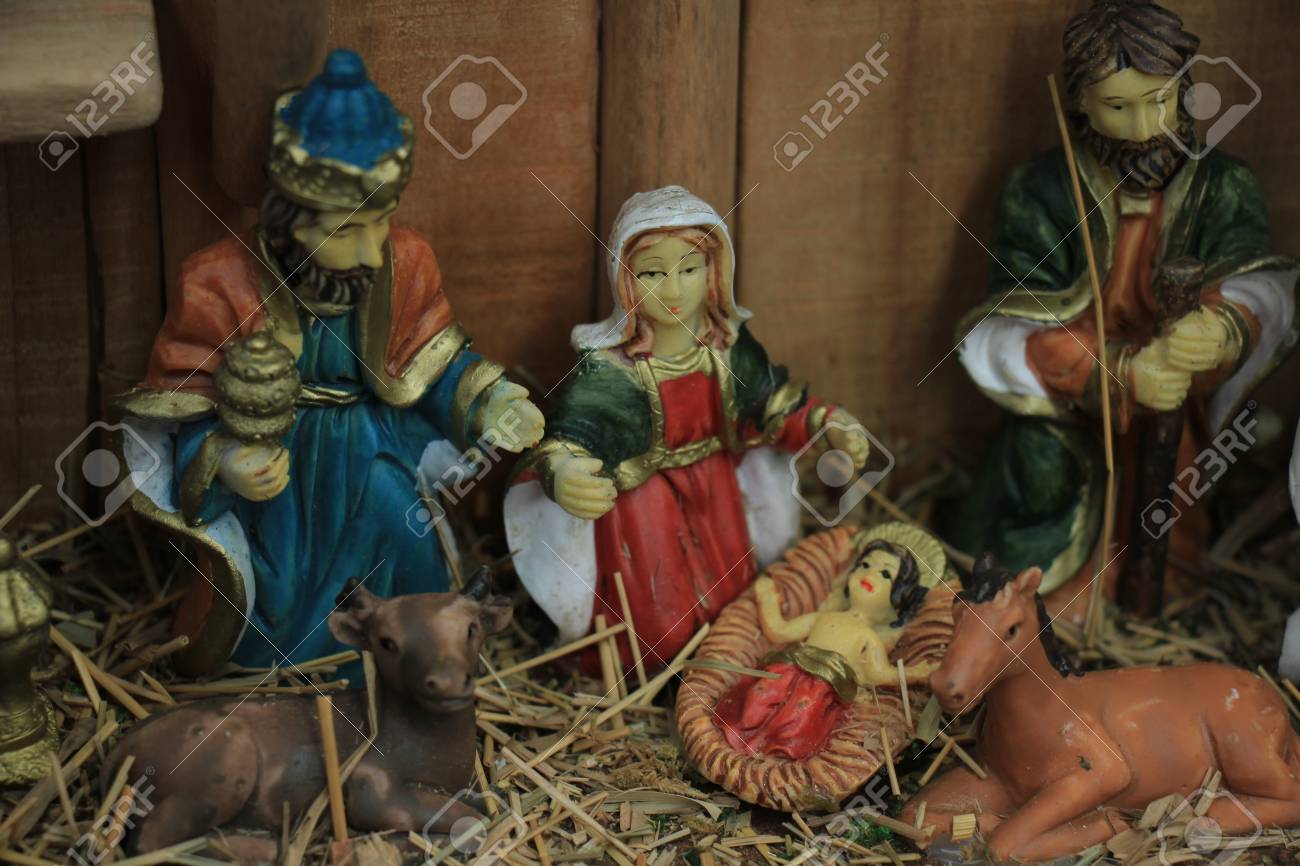 Immagini Di Natale Con Gesu Bambino.Immagini Stock Presepe Di Natale Con Gesu Bambino Maria E Giuseppe Nel Fienile Image 91230085