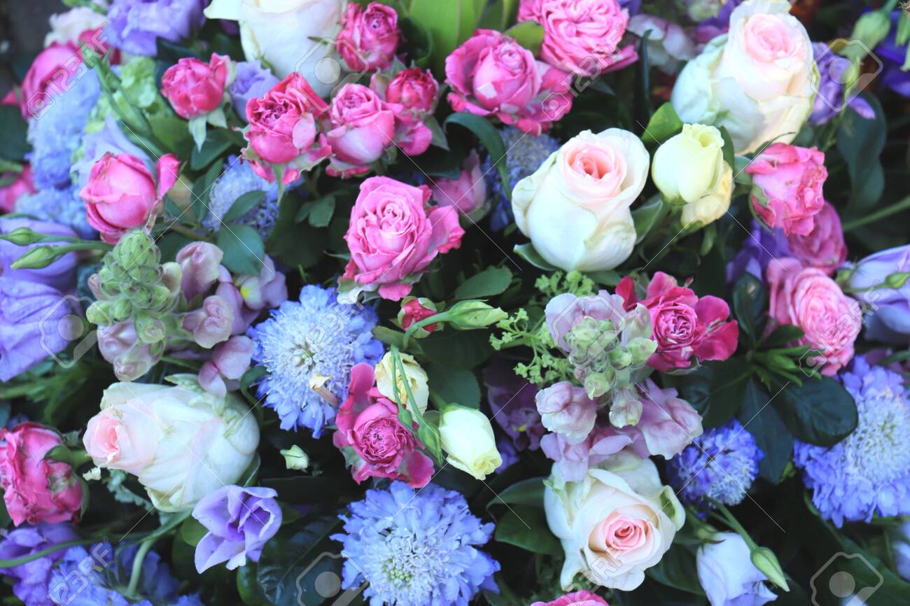 Featured image of post Pink And Blue Floral Arrangement : Bluebells, daffodils, primroses and peonies in a blue vase.