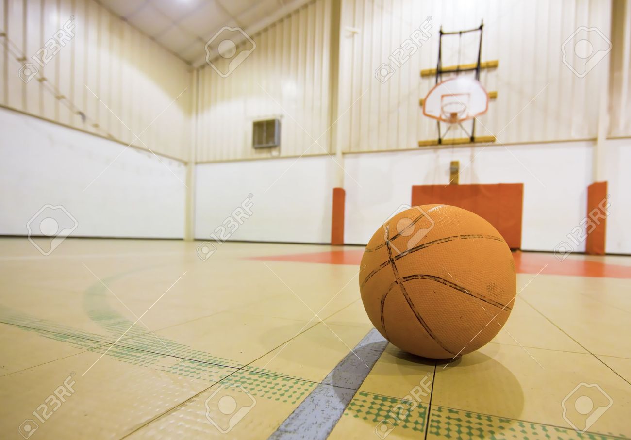 バスケット ボール コートでバスケット ボール の写真素材 画像素材 Image
