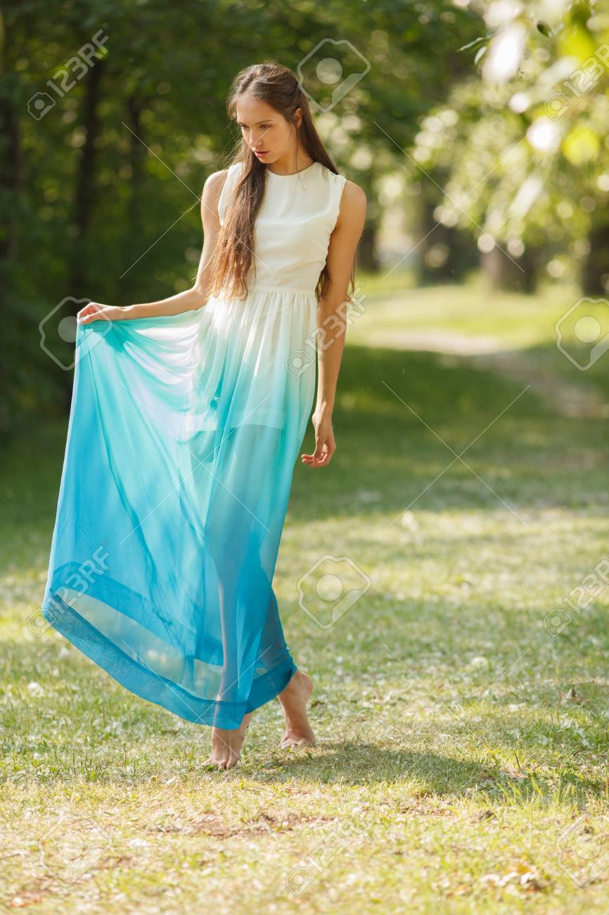 Jeune Pose À Sensuelle En Longue Professionnel Robe Et L'extérieurStyle Blanche Bleu Femme uJ3lKcTF1