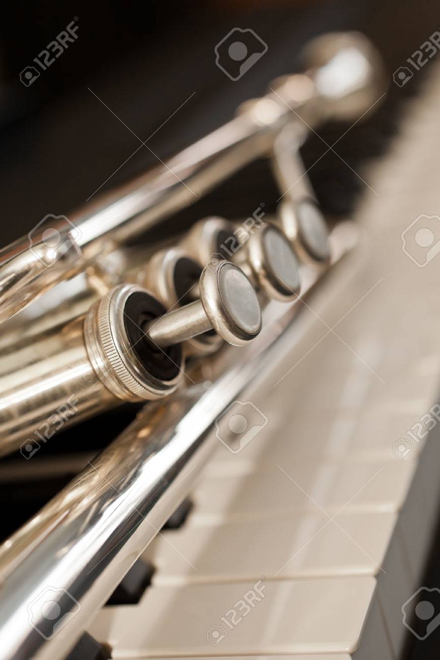 ピアノのキーの上に横たわるトランペットの詳細 の写真素材 画像素材 Image