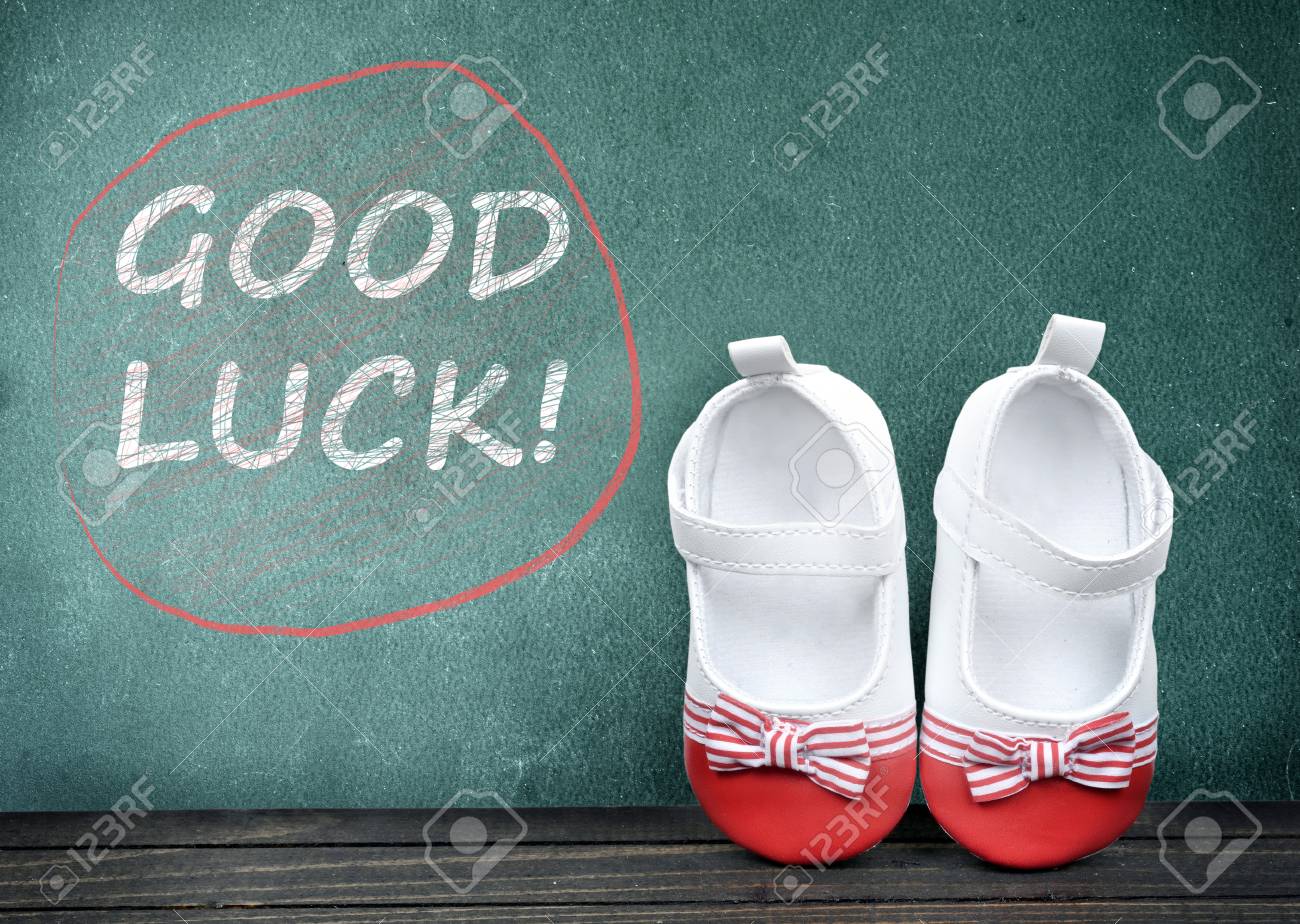 Texto De Buena Suerte En La Mesa De La Escuela Y Zapatos Para