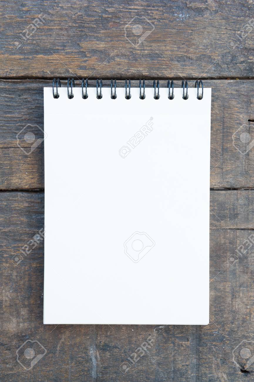 背景色とテキストのための木のテーブルでスケッチ ブック の写真素材 画像素材 Image