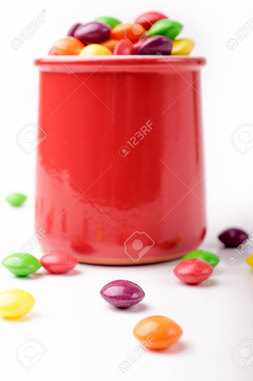 白地にカラフルなお菓子が付いて赤い瓶 の写真素材 画像素材 Image