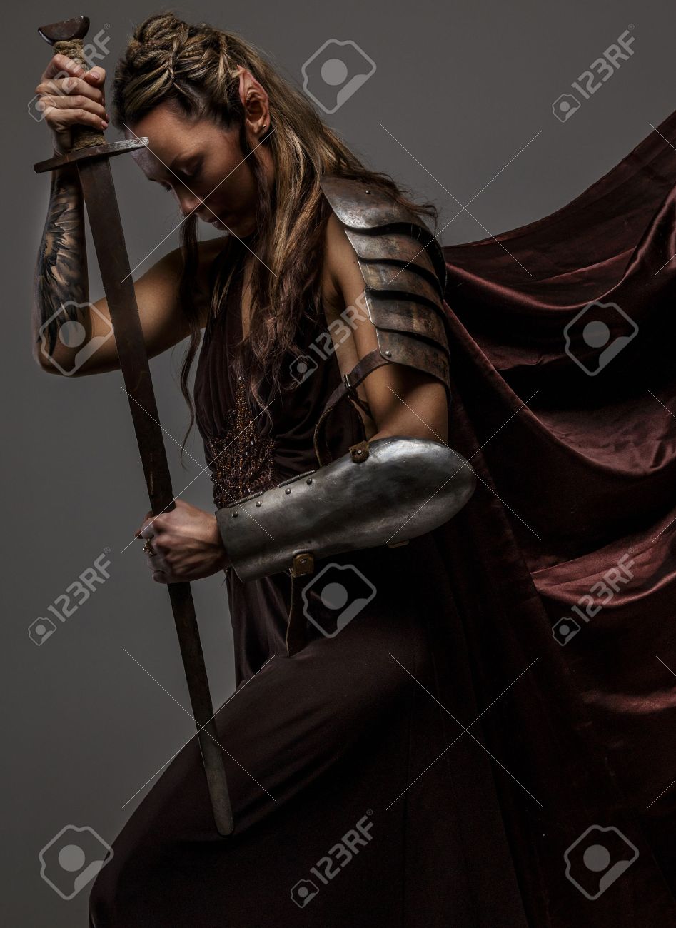 Portrai De La Femme Elfe Mystique Avec Lépée Armure Et Tatouage Sur Sa Main Une Vue De Côté Portraite