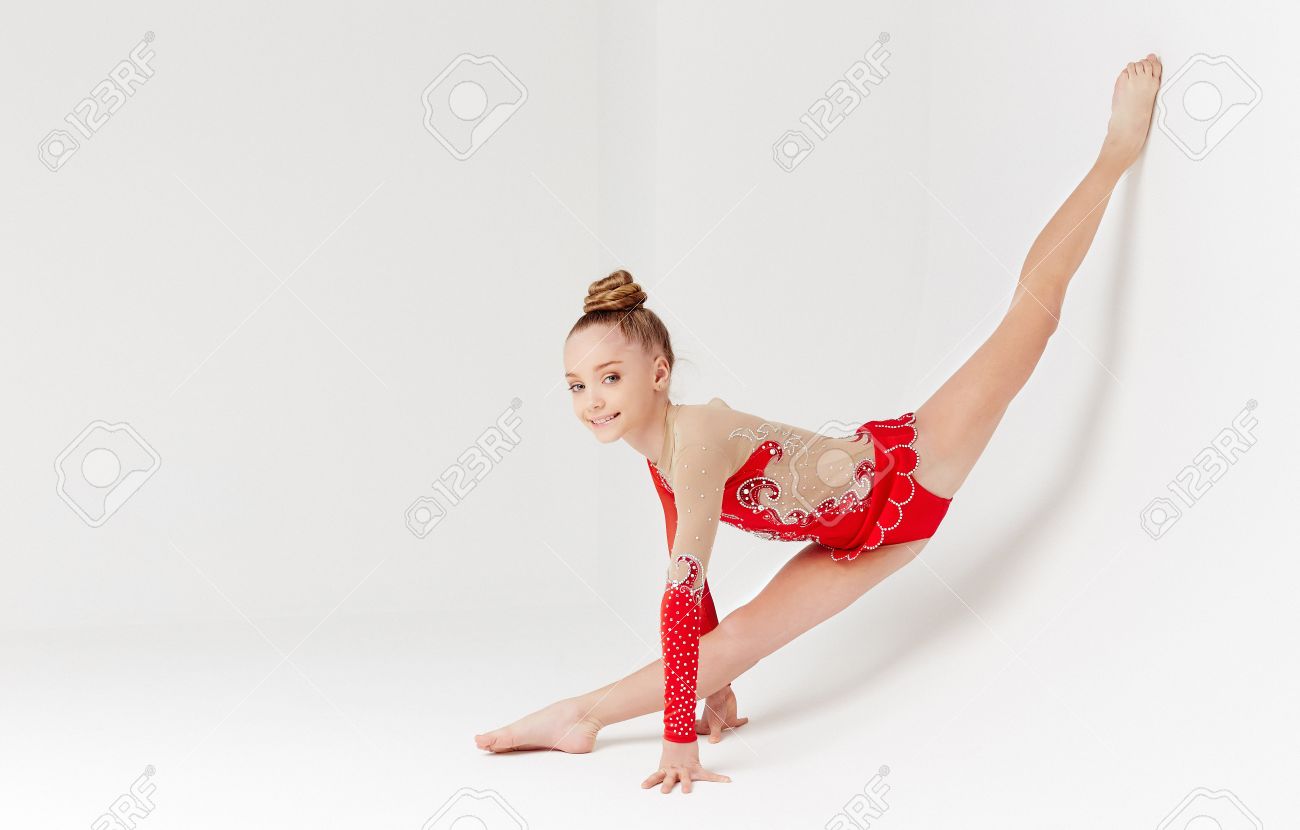 Flexible Kleines Madchen Im Roten Kleid Tun Gymnastik Ubungen Auf Weissem Hintergrund Lizenzfreie Fotos Bilder Und Stock Fotografie Image 40747322