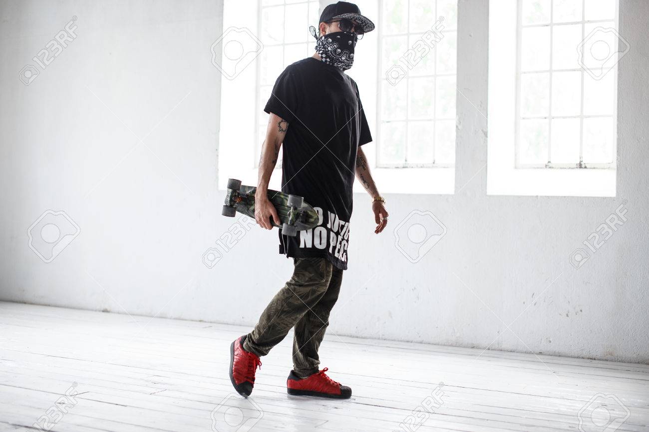 スケート ボードとマスクでギャングスタ スケーター の写真素材 画像素材 Image