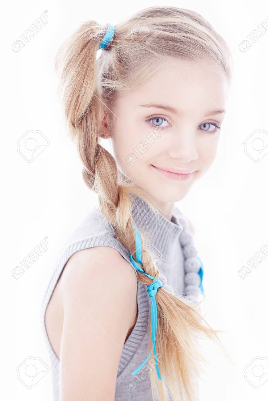 長い髪と青い目のかわいい女の子 の写真素材 画像素材 Image