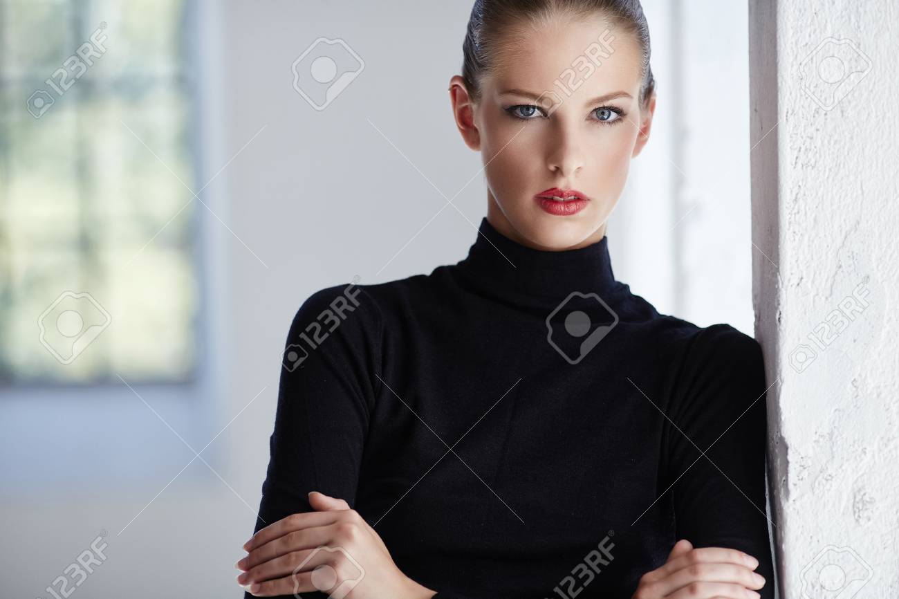ブルネットの女性両手を黒い服で渡った の写真素材 画像素材 Image ブルネットの女性両手を黒い服で渡った の写真素材 画像素材 Image